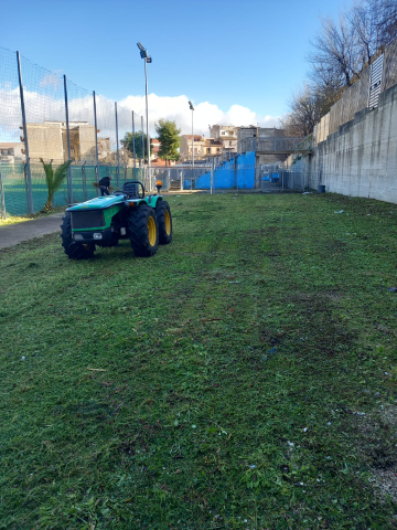 Trinciatura con trattore, scerbatura e pulizia Stadio Enal in via Archimede - Ragusa